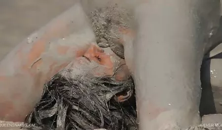 갈색 섹스는 오래된 여자 머리에서 얻는 모든 구멍에 포르노 동영상